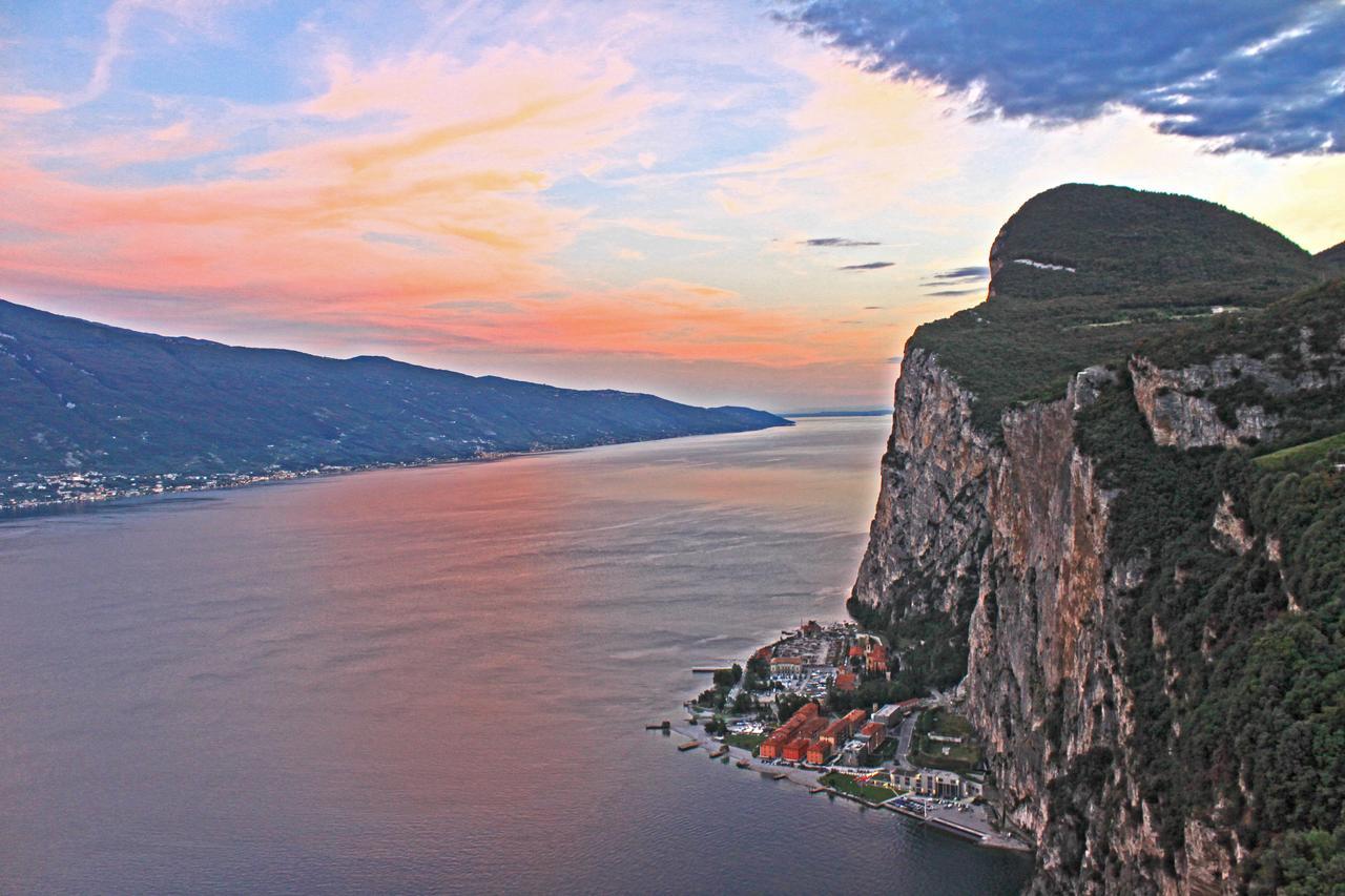 Campione Giulia Exclusive Lakefront Apartment By Gardadomusmea Campione del Garda Kültér fotó